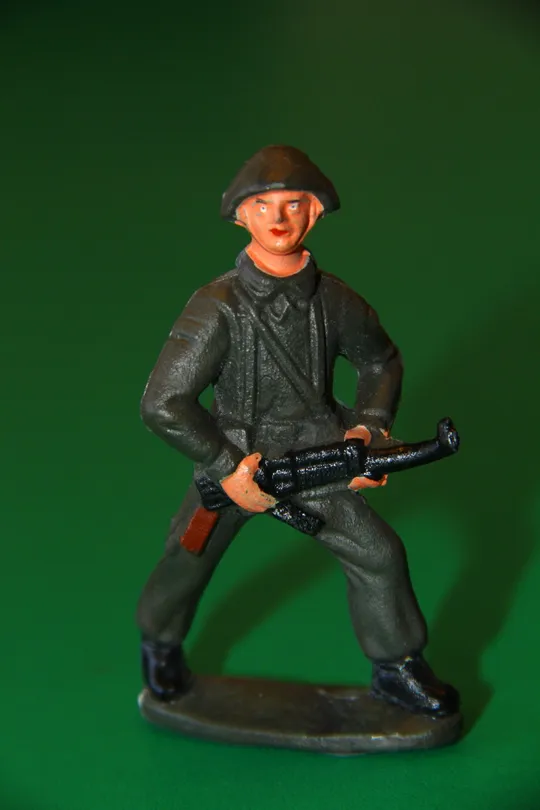 СОЛДАТ АРМІЇ ГДР НДР з автоматом 70-75мм Ціна