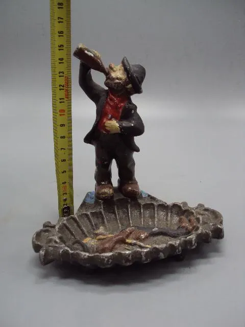 Купити Пепельница алкоголик металл мужик пьет высота 15,3 см (№1733)