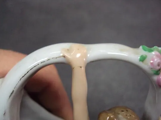 Карандашница фарфор фигура Германия девочка и вазочка высота 11,5 см (склейка руки) №13712 З аукціону