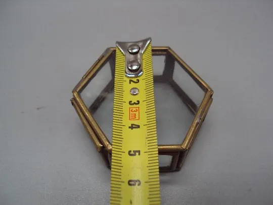 Шкатулка миниатюра для украшений шестиугольная призма стекло, латунь винтаж 2,3х5,7х4,9 см №13266 З аукціону