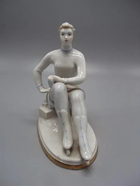 Фигура фарфор статуэтка ЛФЗ фигуристка девушка сидит на коньках конькобежка высота 16,8 см №14458 З аукціону