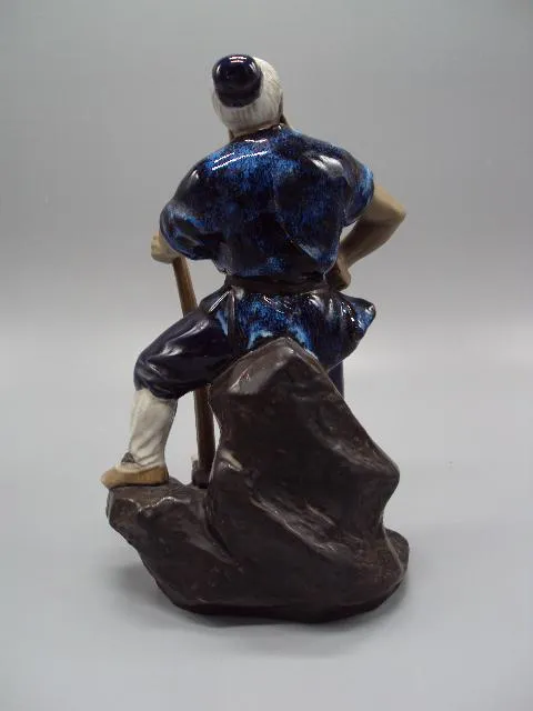 Фигура керамика статуэтка Китай китаец стоит с киркой высота 22,5 см №13566 Недорого