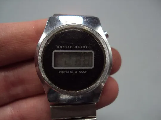 Женские наручные часы Электроника 5 ссср с браслетом не на ходу длина 3 см, ширина 2,7 см №14635 З аукціону