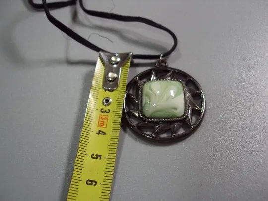 Купити Бижутерия подвеска кулон круглая с квадратной зеленой вставкой на шнурке №10849