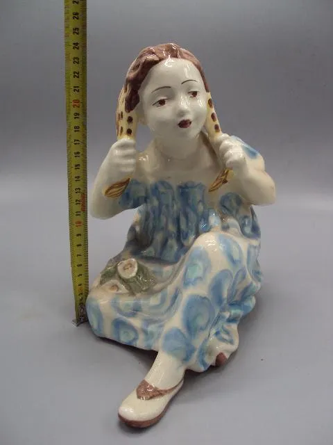 Фигура фарфор статуэтка ЗиК Конаково ветерок девушка с платком девочка завязывает платок 24 см №100 З аукціону