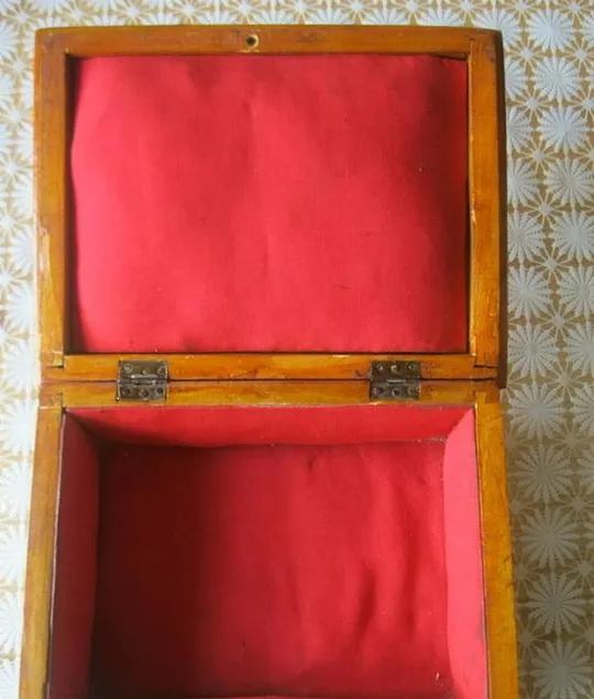 Винтажная резная деревянная шкатулка ручной работы "С днем рождения" ng437 З аукціону