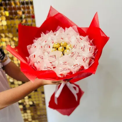 фото, Букет з цукерок Raffaello і Ferrero Rosher в руку оригінальний подарунок червоний