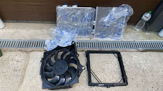 Купити Правый вентилятор с корпусом на Porsche Taycan 91959455b