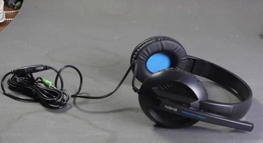 Стереонаушники игровые с микрофоном и регулятором громкости Sven AP-680MV Black/Blue Сингапур БУ З аукціону