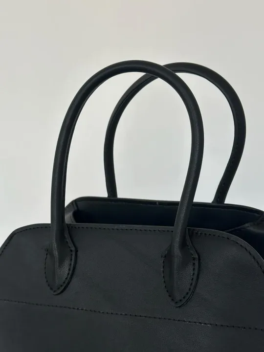 Сумка The Row Soft Margaux 26 Bag in Leather Black  99718 в Україні