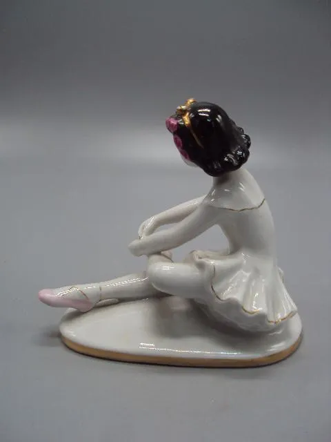 Фигура фарфор статуэтка ЛФЗ юная балерина девочка завязывает пуанты балет высота 11 см №14457 Недорого