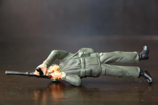 солдат ГДР с автоматом 70-75мм резина З аукціону