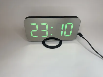 фото, Цифровий будильник Yaboodn для спальні, дзеркальний дисплей із зеленим циферблатом, живлення від мережі