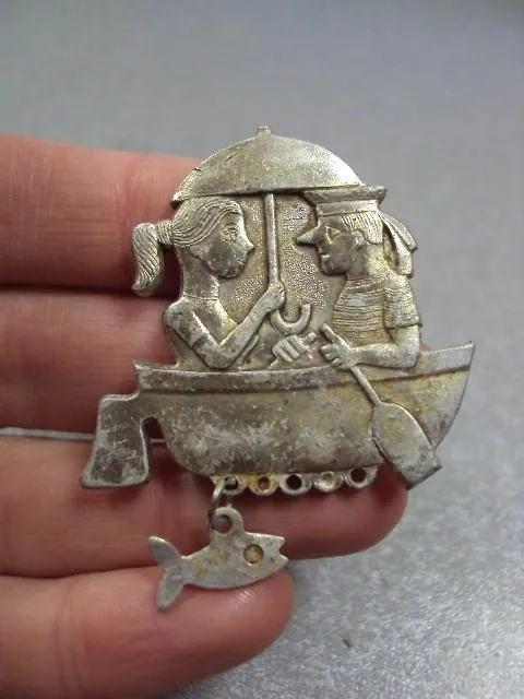 знак брошка лодочка свидание моряк девушка зонтик №1815 Продаж