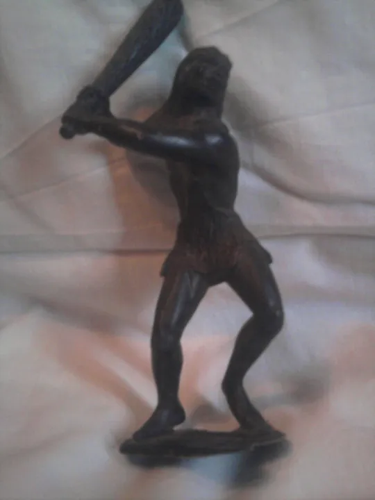 Фігурки неандертальців З аукціону