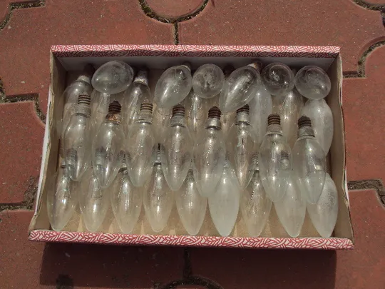 Лампочки форма коническая или свечка длина 9,5 см лот 32 шт ржавый цоколь №15913 Ціна