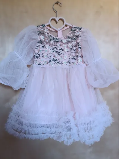 фото, Легка та святкова фатинова сукня для дівчинки