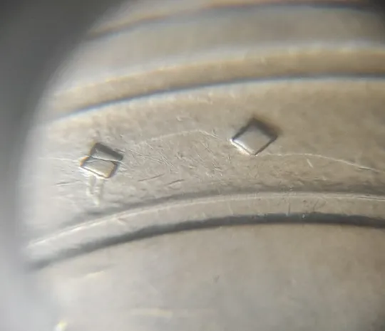 (7947) 1 гривня 2012 розколи та викрошка на аверсі справа (1 гривна 2012 брак) З аукціону