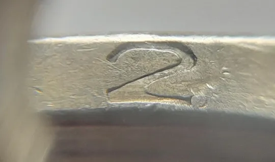 (4679) 1 гривня 2012 різновид викрошки у першій цифрі "2" слова "2012" на гурті (1 гривна 2012 брак) Ціна