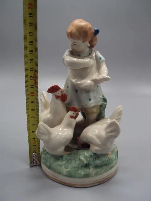 Фигура фарфор статуэтка Минск девочка кормит кур кормящая курей птиц высота 18,5 см №14455 Де купити