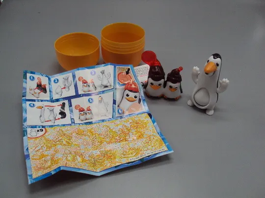 Фигурка киндер сюрприз пингвины и медведь VQB23 Kinder Maxi №18084С Ціна