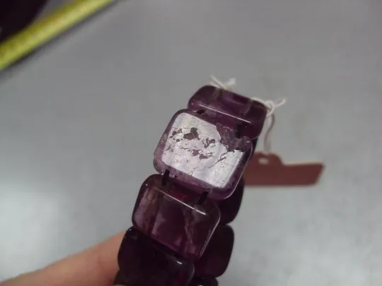 Браслет на резинке аметист натуральный камень (по камушкам есть трещины, сколы) №1340 Де купити