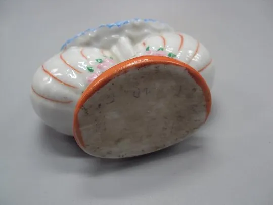 Карандашница фарфор фигура Германия девочка и вазочка высота 11,5 см (склейка руки) №13712 Недорого