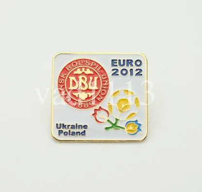 Футбол - значок из серии  "ЕВРО 2012" участник - Дания Ціна