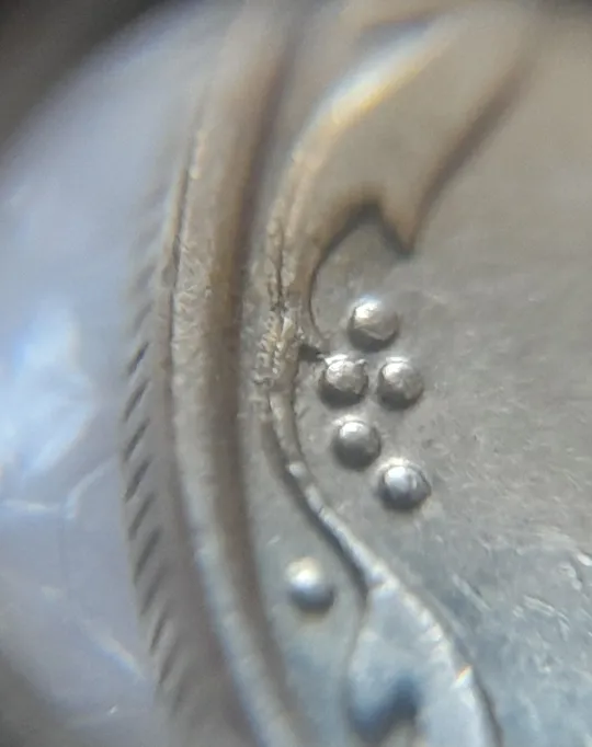 Купити (7087) 10 копійок 2013 багаточисельні викрошки, розколи та сколи на вінку реверса + брак гурта на 7.30 год. (10 копеек 2013 брак)