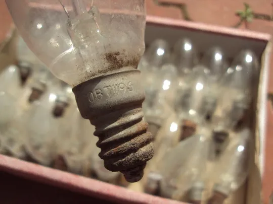 Лампочки форма коническая или свечка длина 9,5 см лот 32 шт ржавый цоколь №15913 Інструкція