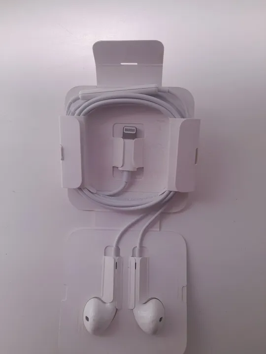 Купити Навушники Apple EarPods з роз'ємом Lightnig та адаптер Lightnig на 3 5мм.