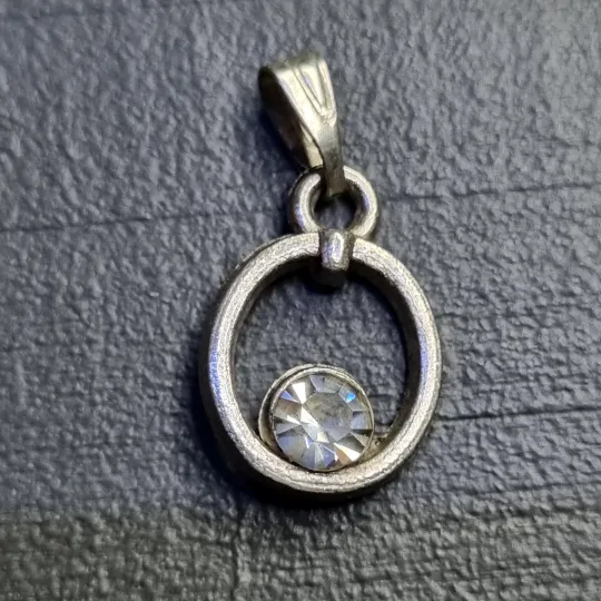 Підвіска з прозорим каменем З аукціону
