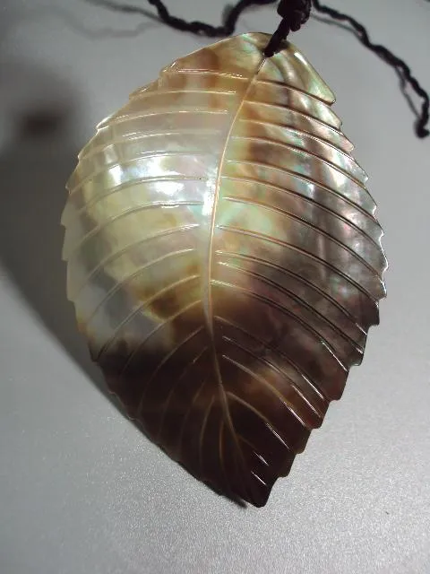 Бижутерия подвеска кулон лист листочек листик перламутр на шнурке длина 9 см №11253м Інтернет-аукціон