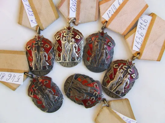 Орден ЗП- 6 шт. разновидность по годам №438335. 546814. 650633. 984142. 1219670. и 1536726 Де купити