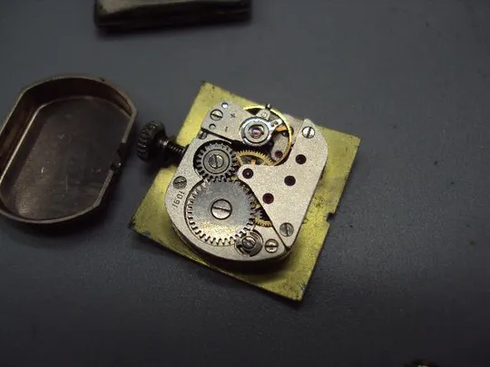 Женские наручные часы Слава 17 камней ссср с браслетом на ходу размер 3х2,2 см №14651 З аукціону