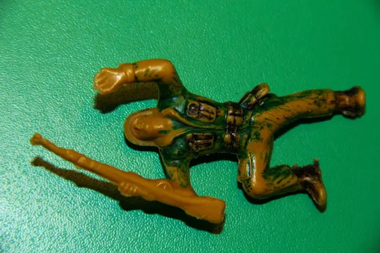 Купити солдат що повзе з карабіном TIM-MEE 60-65мм ОРИГІНАЛ США-ФРГ