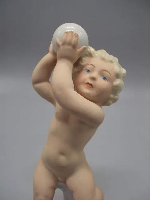 Фигура фарфор Германия Schaubach Kunst путти мальчик с шаром Кунст ребенок кидает шар 18,5 см №14343 Де купити