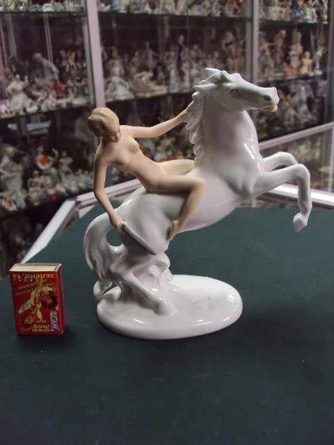 Фигура фарфор Германия Валлендорф обнаженная девушка на лошади на коне ню Ціна