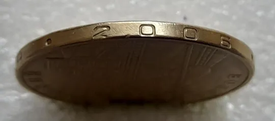 Купити (4674) 1 гривня 2006 різновид викрошки у цифрі "2" слова "2006" на гурті (1 гривна 2006 брак)