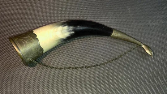 Ріг костяний старий радянський декоративний прикрашений мельхіором Вживане Ціна