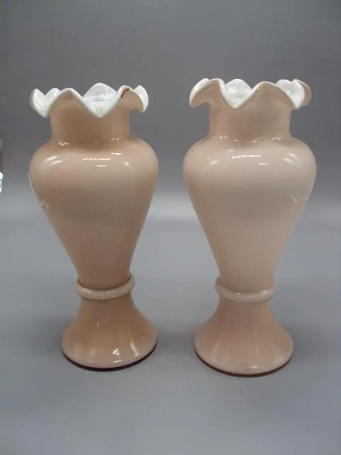 Ваза бежевая стекло бежевый цвет с молочным высота 22,7 см, диаметр 8,8 см лот 2 шт №10923 Продаж