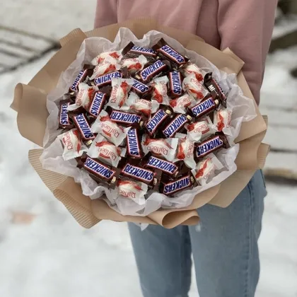 фото, Букет з цукерок Raffaello Рафаелло (21 шт.) і Снікерс (21 шт.) оригінальний подарунок бежевий