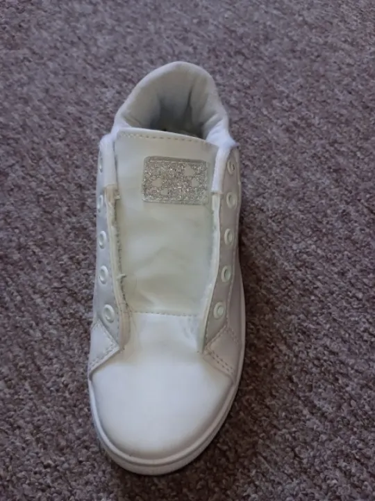 Білі кросівки Продаж