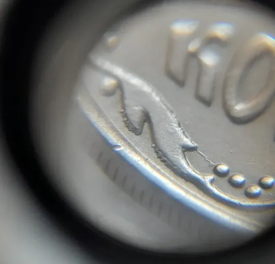 Купити (7086) 10 копійок 2013 багаточисельні викрошки, розколи та сколи на вінку реверса + брак гурта на 4 год. (10 копеек 2013 брак)