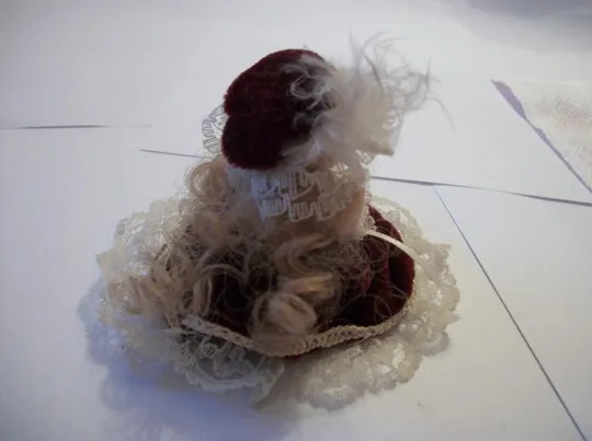 Купити Кукла в платье . Высота 6-см . Внизу 10-см , очень красиво смотрится.