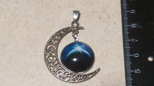 Кулон Місяць сріблястий металевий з блакитною вставкою біжутерія Вживане Продаж