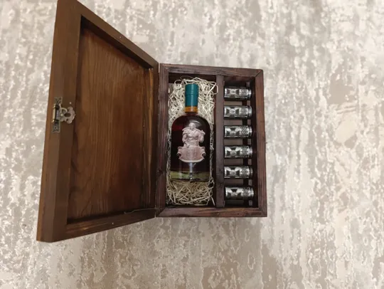 Сувенірний подарунковий набір “ЗСУ” з декоративною пляшкою та металевими чарками (ручна робота) Де купити