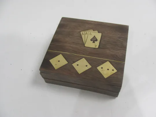 Дерев&#039;яна коробка для карток, інкрустована латунними тузами та кубиками, покерні карти та дерев&#039;яні кубики (20) З аукціону