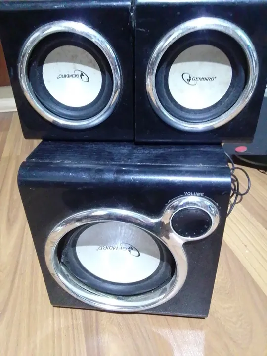 акустика.колонки.здається 2 по 15 ват і саббуфер... Ціна