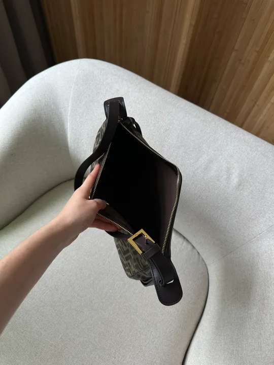 Сумка жіноча Celine Medium Lola Bag in Shiny Calfskin Black/Gold  991011 Інтернет-аукціон